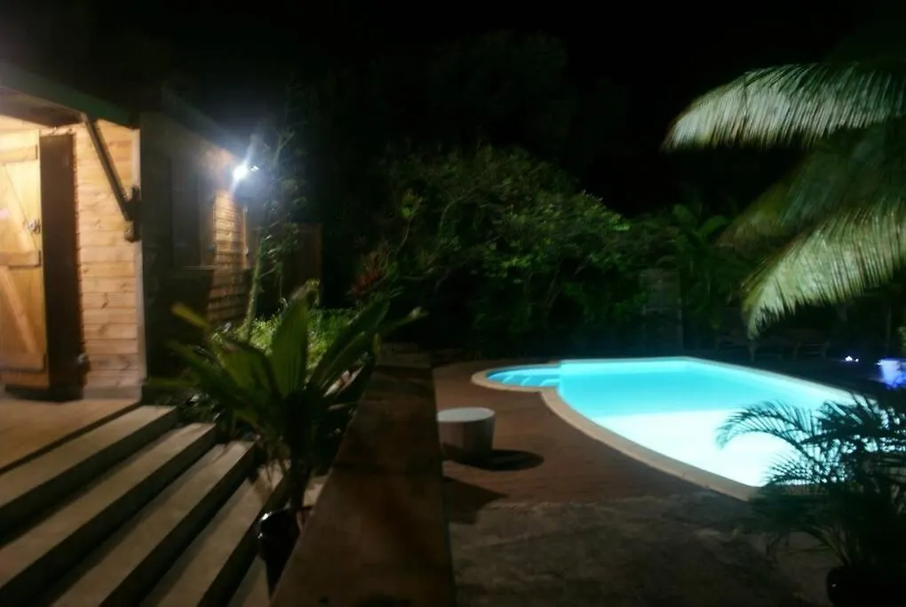 Сasa de vacaciones RARE : Bungalow bois avec piscine privée , Gîte ti plaisir Le Moule